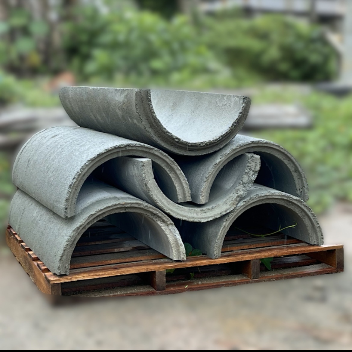 Produto de concreto meia cana empilhado sobre pallet