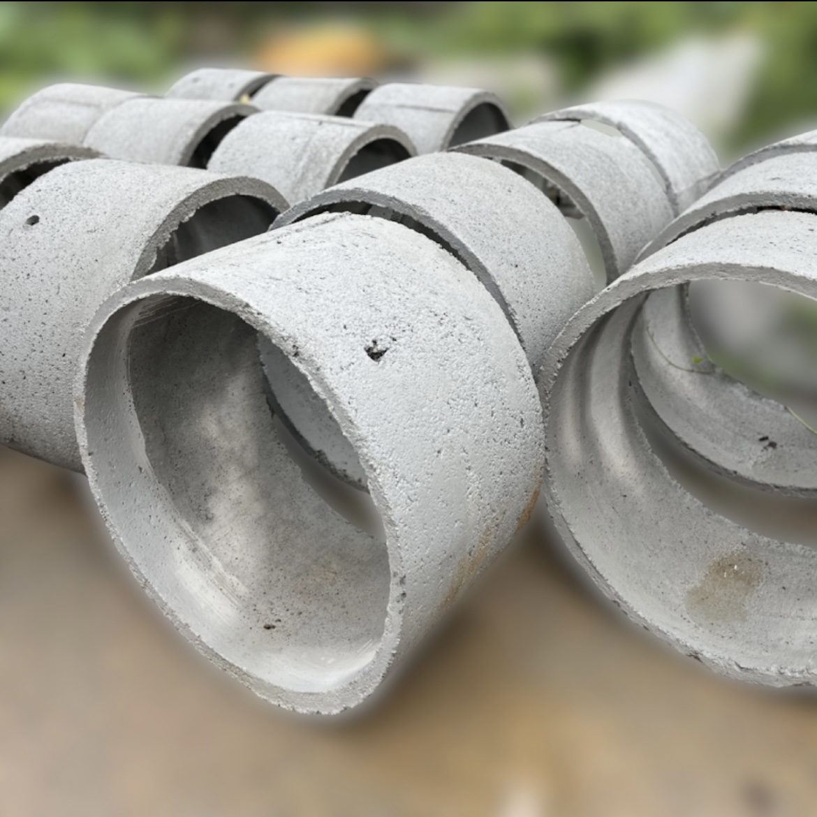 Tubos e anéis de concreto organizados no pátio