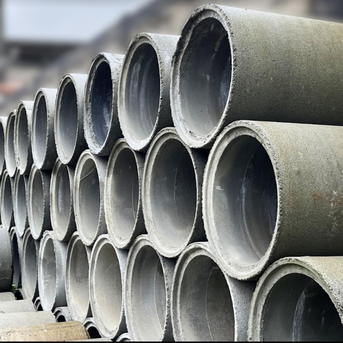 Peças cilíndricas de concreto em destaque