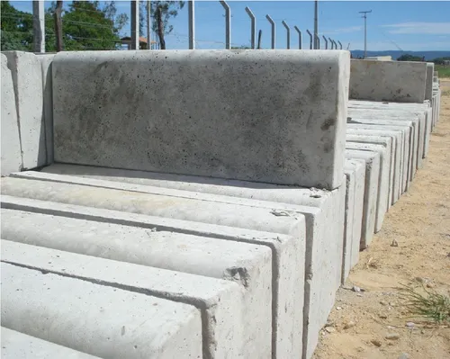 Meio fio de concreto instalado em sequência no pátio